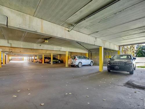 246 Lancaster Terrace, Edmonton, AB - Indoor Photo Showing Garage