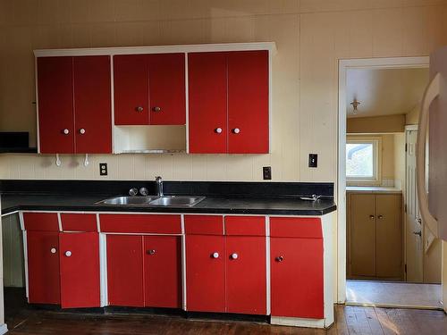 5242 51 Avenue, Vegreville, AB - Indoor Photo Showing Kitchen With Double Sink