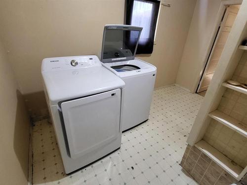 5242 51 Avenue, Vegreville, AB - Indoor Photo Showing Laundry Room