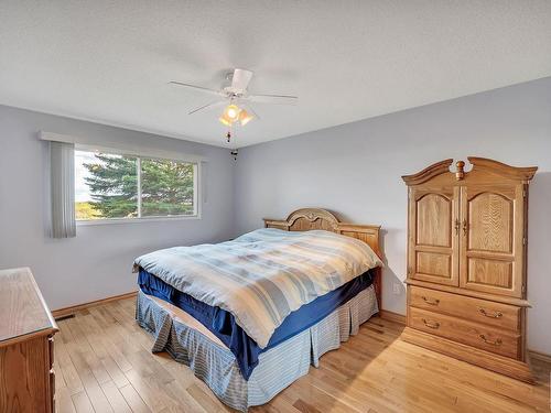 208 Grandisle Point(E) Nw, Edmonton, AB - Indoor Photo Showing Bedroom