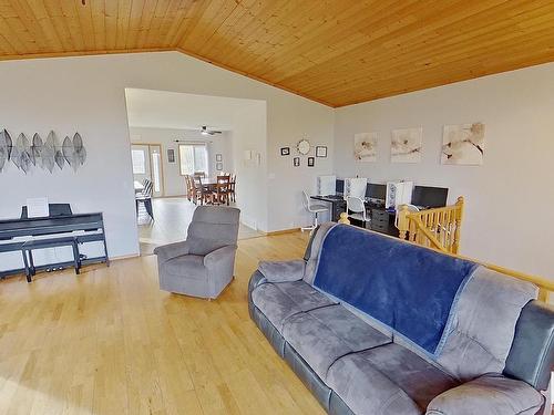 5113 Twp Rd 592A, Rural Barrhead County, AB - Indoor Photo Showing Living Room