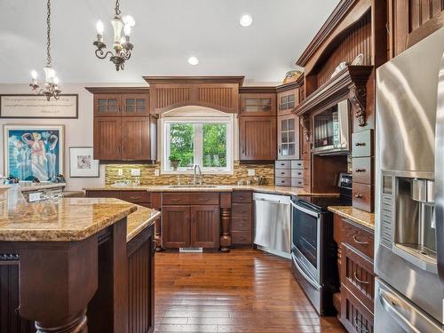 18343 Lessard Road, Edmonton, AB - Indoor Photo Showing Kitchen With Upgraded Kitchen