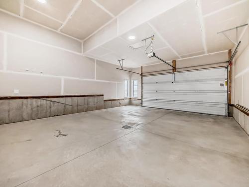 10214 92A Avenue, Morinville, AB - Indoor Photo Showing Garage