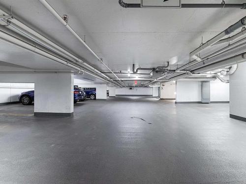 1701 11969 Jasper Avenue, Edmonton, AB - Indoor Photo Showing Garage