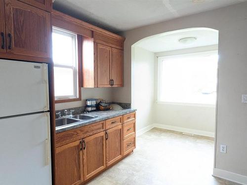 5038 49 Avenue, Vegreville, AB - Indoor Photo Showing Kitchen With Double Sink