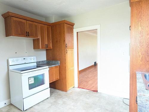 5038 49 Avenue, Vegreville, AB - Indoor Photo Showing Kitchen