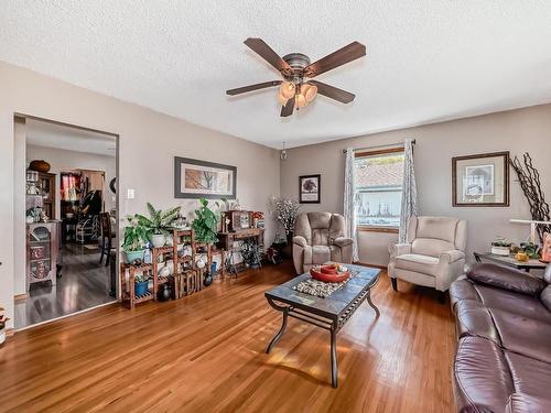 Holden, AB - Indoor Photo Showing Living Room