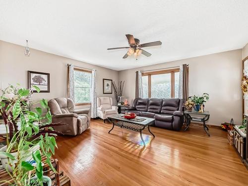 Holden, AB - Indoor Photo Showing Living Room