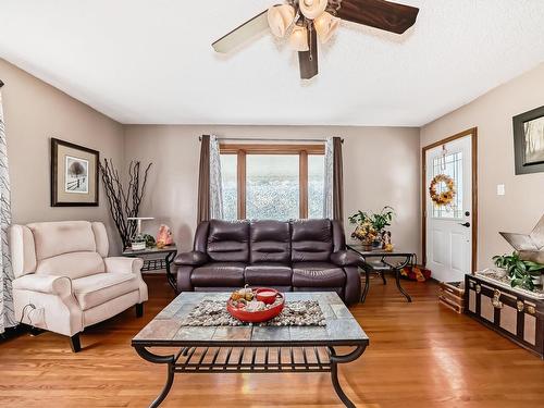 Holden, AB - Indoor Photo Showing Living Room