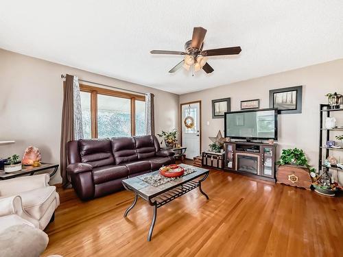 Holden, AB - Indoor Photo Showing Living Room