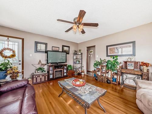 Holden, AB - Indoor Photo Showing Living Room