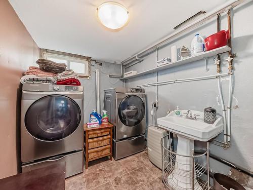 Holden, AB - Indoor Photo Showing Laundry Room