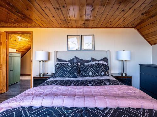 482 Lakeview Drive, Rural Lac Ste. Anne County, AB - Indoor Photo Showing Bedroom