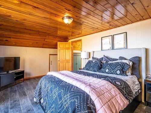 482 Lakeview Drive, Rural Lac Ste. Anne County, AB - Indoor Photo Showing Bedroom