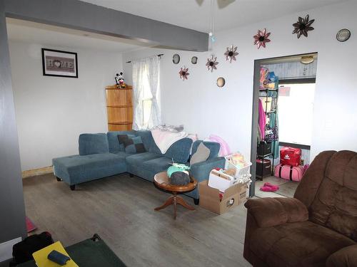 5003 45 Avenue, Wetaskiwin, AB - Indoor Photo Showing Living Room