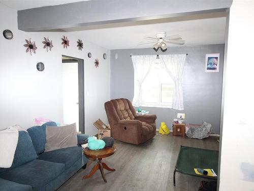 5003 45 Avenue, Wetaskiwin, AB - Indoor Photo Showing Living Room