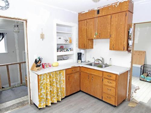 5003 45 Avenue, Wetaskiwin, AB - Indoor Photo Showing Kitchen With Double Sink