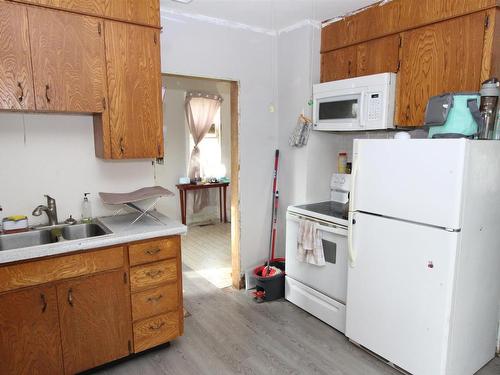 5003 45 Avenue, Wetaskiwin, AB - Indoor Photo Showing Kitchen With Double Sink