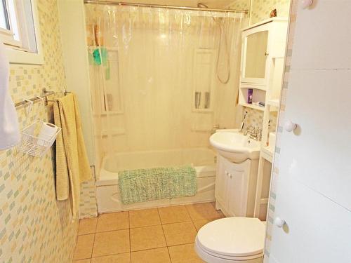 5003 45 Avenue, Wetaskiwin, AB - Indoor Photo Showing Bathroom