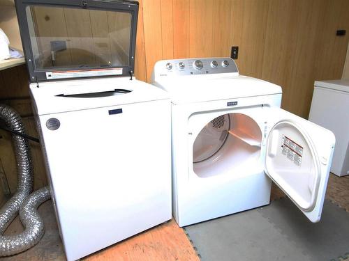 5003 45 Avenue, Wetaskiwin, AB - Indoor Photo Showing Laundry Room