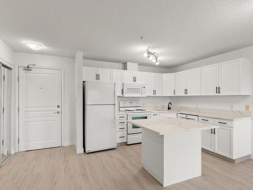 320 309 Clareview Station Drive, Edmonton, AB - Indoor Photo Showing Kitchen