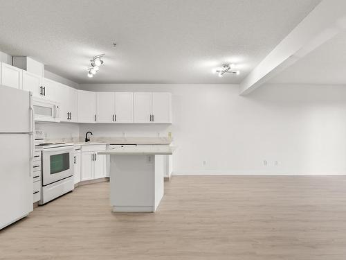 320 309 Clareview Station Drive, Edmonton, AB - Indoor Photo Showing Kitchen