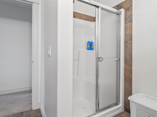 6111 10 Avenue, Edmonton, AB - Indoor Photo Showing Bathroom