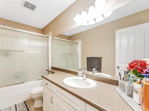 2012 33A Avenue, Edmonton, AB - Indoor Photo Showing Bathroom