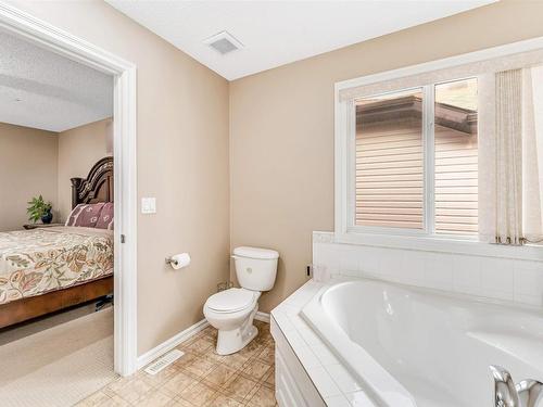 2012 33A Avenue, Edmonton, AB - Indoor Photo Showing Bathroom