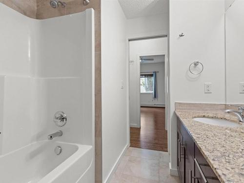 102 10524 77 Avenue, Edmonton, AB - Indoor Photo Showing Bathroom