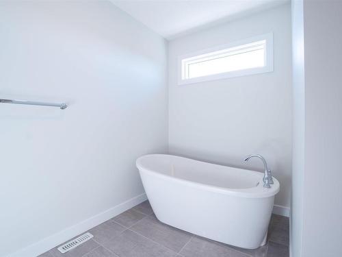 25 Waverly Way, Fort Saskatchewan, AB - Indoor Photo Showing Bathroom