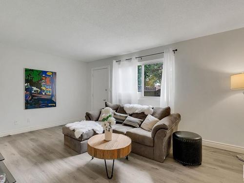 904 Abbottsfield Road, Edmonton, AB - Indoor Photo Showing Living Room