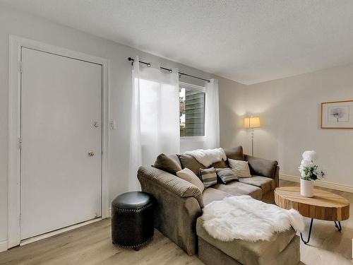 904 Abbottsfield Road, Edmonton, AB - Indoor Photo Showing Living Room