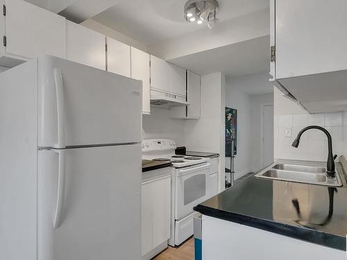 904 Abbottsfield Road, Edmonton, AB - Indoor Photo Showing Kitchen