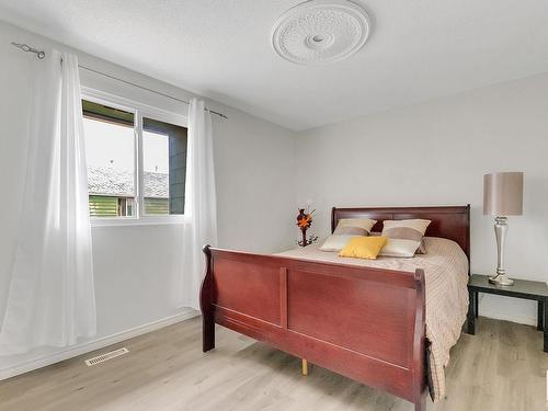 904 Abbottsfield Road, Edmonton, AB - Indoor Photo Showing Bedroom