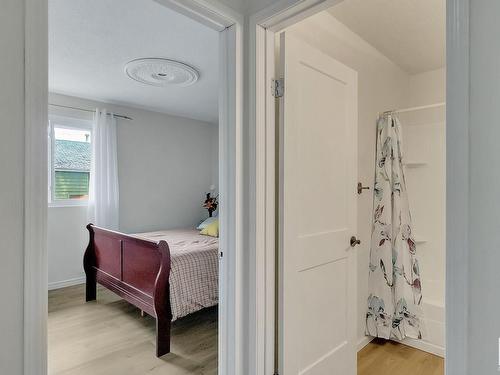 904 Abbottsfield Road, Edmonton, AB - Indoor Photo Showing Bedroom