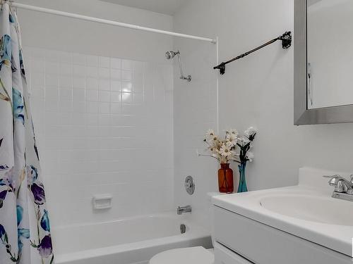 904 Abbottsfield Road, Edmonton, AB - Indoor Photo Showing Bathroom