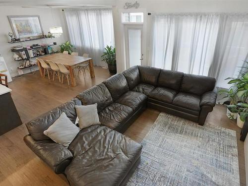 1540 151 Avenue, Edmonton, AB - Indoor Photo Showing Living Room