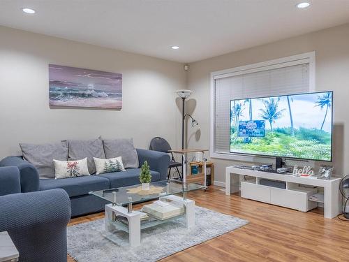 28 9515 160 Avenue, Edmonton, AB - Indoor Photo Showing Living Room