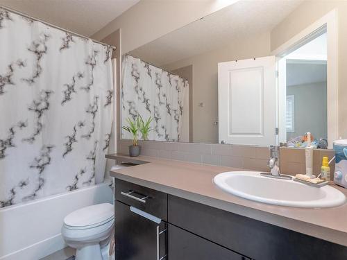 28 9515 160 Avenue, Edmonton, AB - Indoor Photo Showing Bathroom