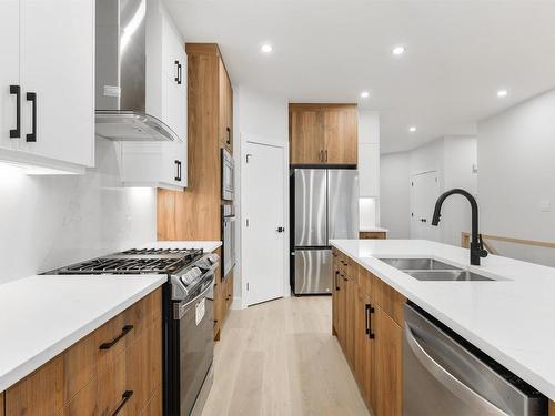 5 Darby Crescent, Spruce Grove, AB - Indoor Photo Showing Kitchen With Double Sink With Upgraded Kitchen