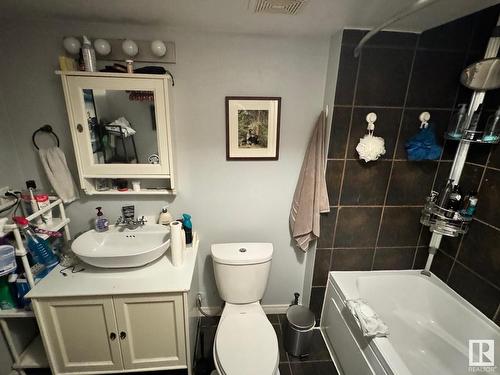 21315 91 Avenue, Edmonton, AB - Indoor Photo Showing Bathroom