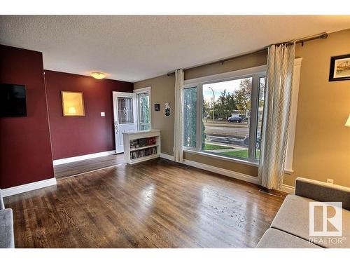 6003 90 Avenue, Edmonton, AB - Indoor Photo Showing Living Room