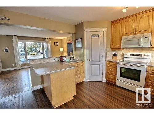 6003 90 Avenue, Edmonton, AB - Indoor Photo Showing Kitchen