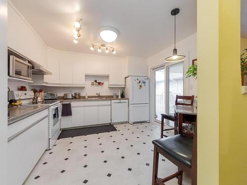 10636 29 Avenue, Edmonton, AB - Indoor Photo Showing Kitchen