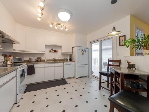 10636 29 Avenue, Edmonton, AB - Indoor Photo Showing Kitchen