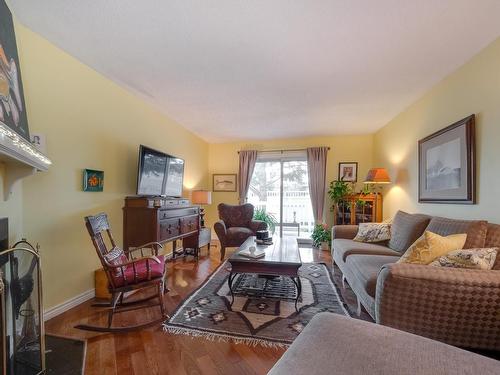 10636 29 Avenue, Edmonton, AB - Indoor Photo Showing Living Room