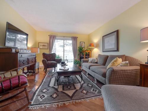 10636 29 Avenue, Edmonton, AB - Indoor Photo Showing Living Room