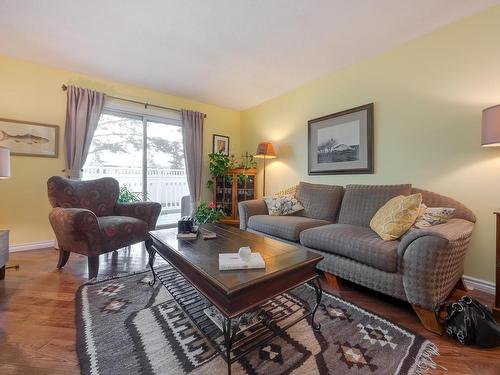 10636 29 Avenue, Edmonton, AB - Indoor Photo Showing Living Room