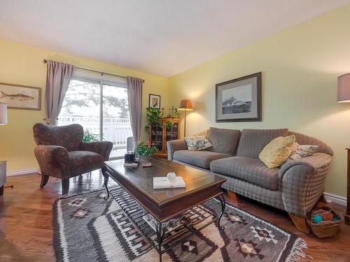 10636 29 Avenue, Edmonton, AB - Indoor Photo Showing Living Room